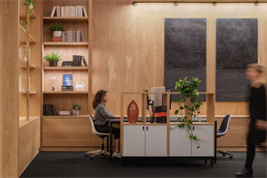 From bookcases to benches, our live sawn white oak veneer panels, sourced from urban wood, were incorporated into Gensler’s design of this LinkedIn office renovation.